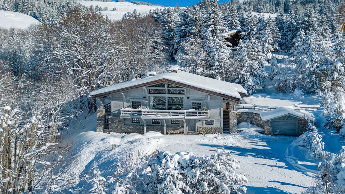 Despite Chalet Mandala's quiet and exclusive location in Mont d'Arbois, Megève can be reached in 8 min. by car