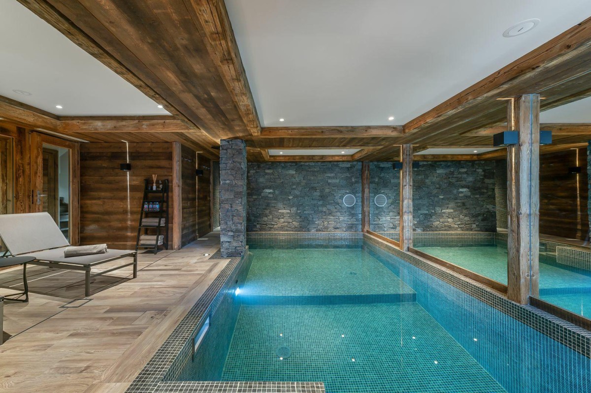 Chalet Pure Black Crystal Chalet Pure Black Crystal