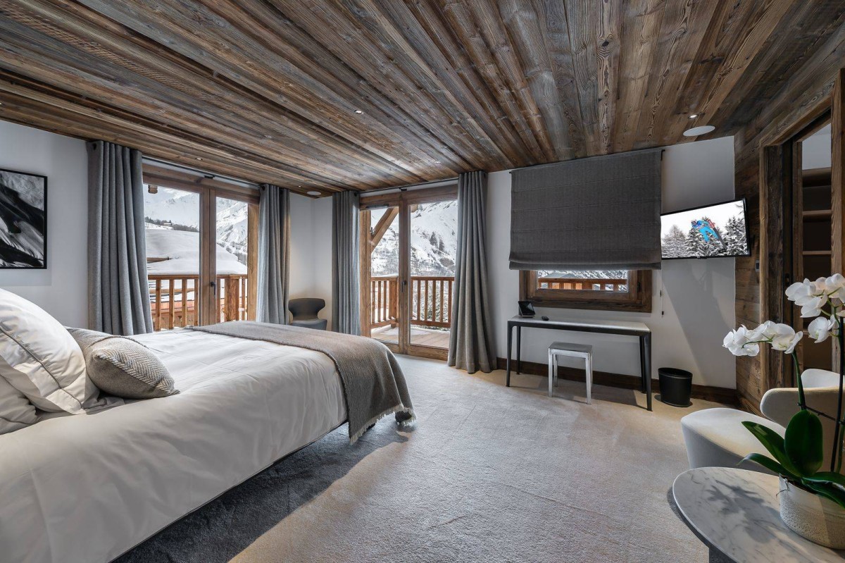 Chalet Pure Black Crystal Chalet Pure Black Crystal