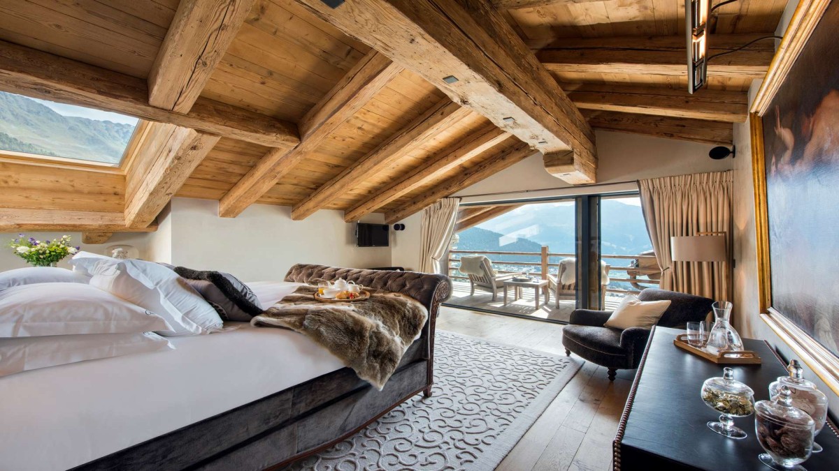 Chalet Norte, Verbier – the spacious master suite, taking up the entire top floor, enjoys unparalleld views from the private balcony. The chalet offers five more en-suite bedrooms