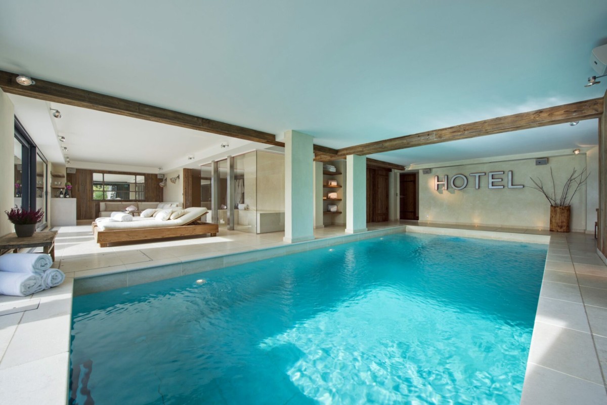 Chalet 1936, Verbier – chic and stylish, the extensive wellness area on the lower ground floor. The swimming pool comes with a swim jet system. There‘s also a glass hammam plus many more features and a wood hot tub on the terrace