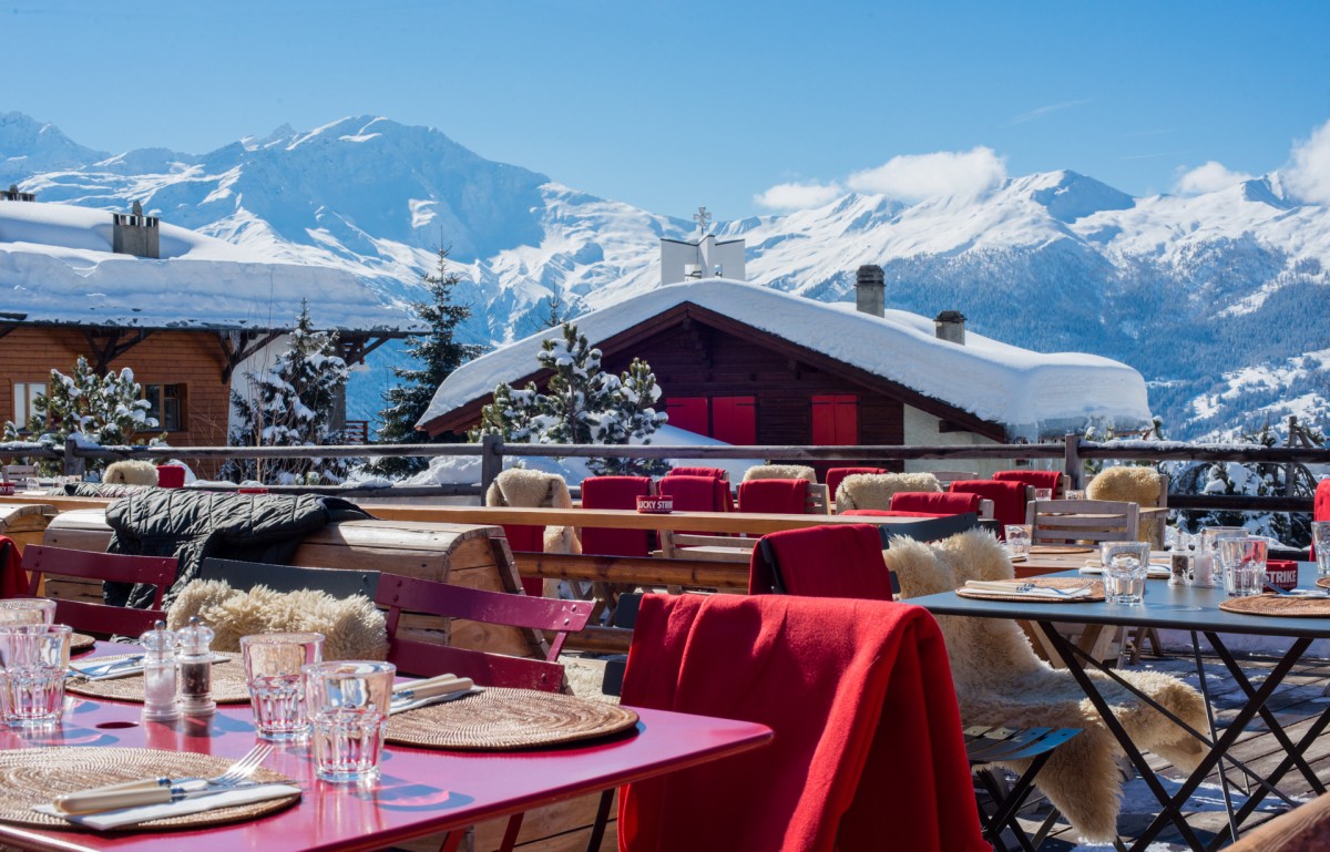 Après ski spot Le Rouge, situated at the foot of the Le Rouge run in Verbier, between the Médran and Savoleyres lift stations. Le Rouge Bar, serving local cuisine, has panoramic views from its large terrace