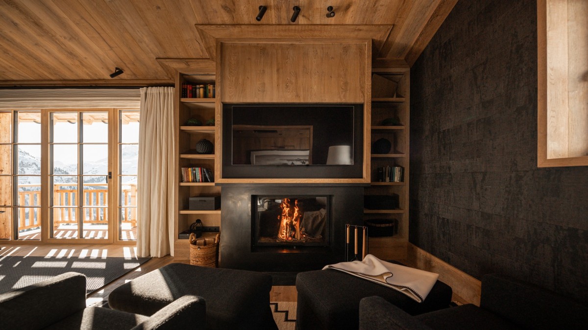 The Barn, Oberlech. Seating area with fireplace - Master Suite