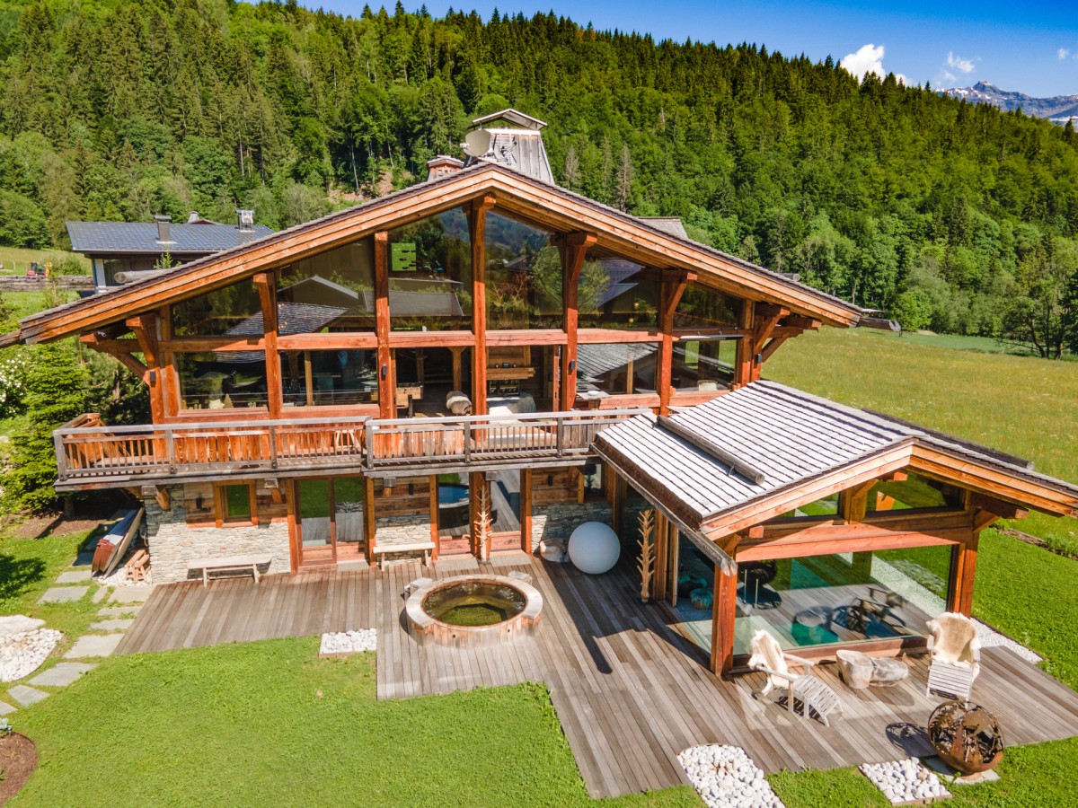 Self-Catered Chalet Des Cristaux in the popular Les Houches area of the Chamonix Valley is set in a landscaped garden with an Nordic outdoor hot tub. Chamonix is just 10 minutes by car