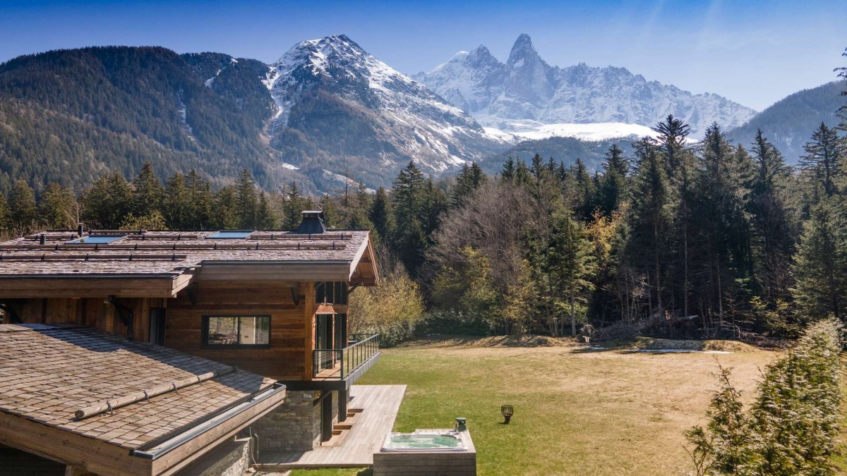 Self-Catered Chalet Elevation in Chamonix provides uninterrupted views of the Aiguille Verte and Drus
