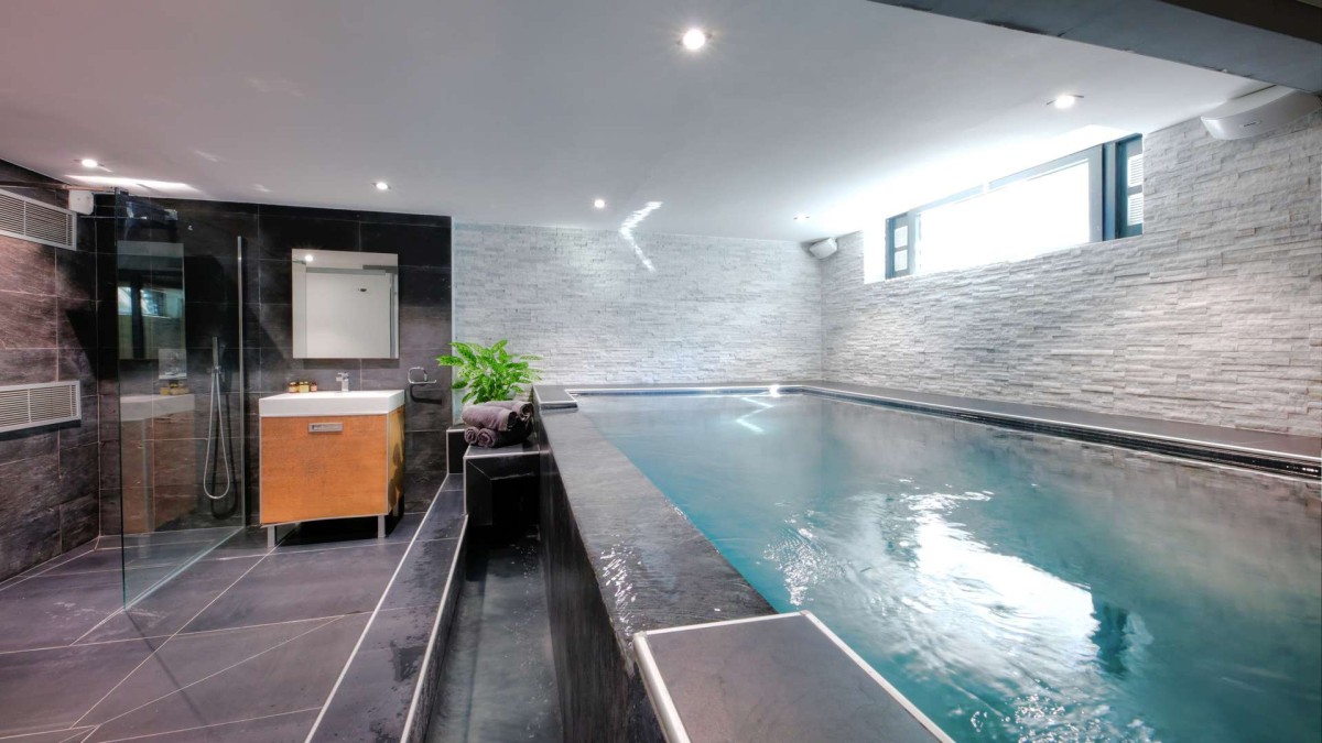 Summer holiday chalet Elevation offers an indoor swimming pool and outdoor hot tub Summer holiday chalet Elevation offers an indoor swimming pool and outdoor hot tub