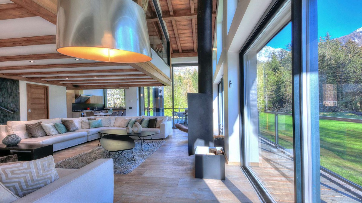 During summer chalet Elevation’s huge windows slide open to the terrace overlooking the garden – perfect for al fresco dining or barbecues During summer chalet Elevation’s huge windows slide open to the terrace overlooking the garden – perfect for al fresco dining or barbecues