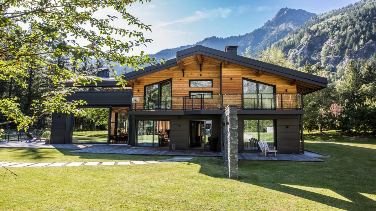 Self-Catered Chalet Dalmore in Chamonix is located just a stone’s throw from the Flégère cable car