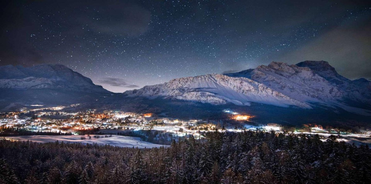 Dubbed „Queen of the Dolomites“ – panoramic view of Cortina d‘Ampezzo at night