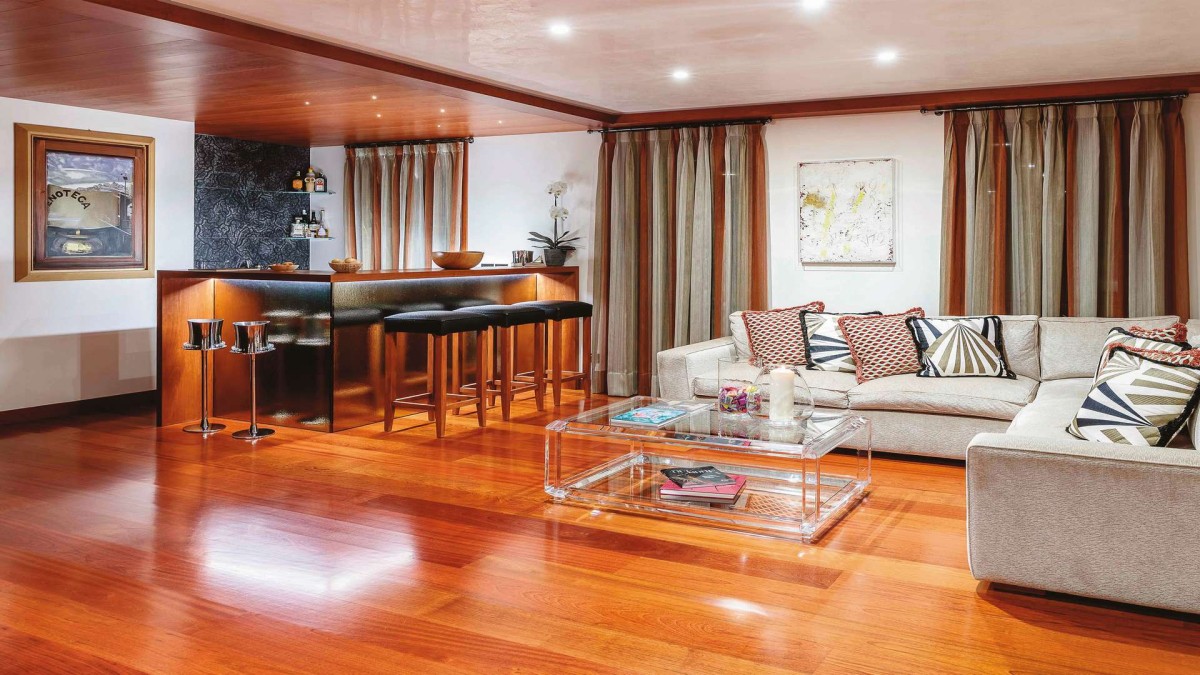 Chalet Dolce Vita – the living room features a wooden floor and a bar Chalet Dolce Vita – the living room features a wooden floor and a bar