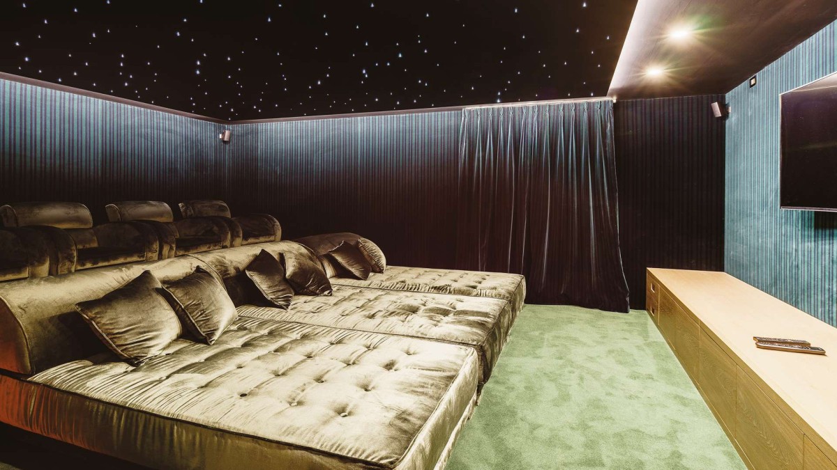 Chalet Dolce Vita – velvet-covered daybeds in the cinema room