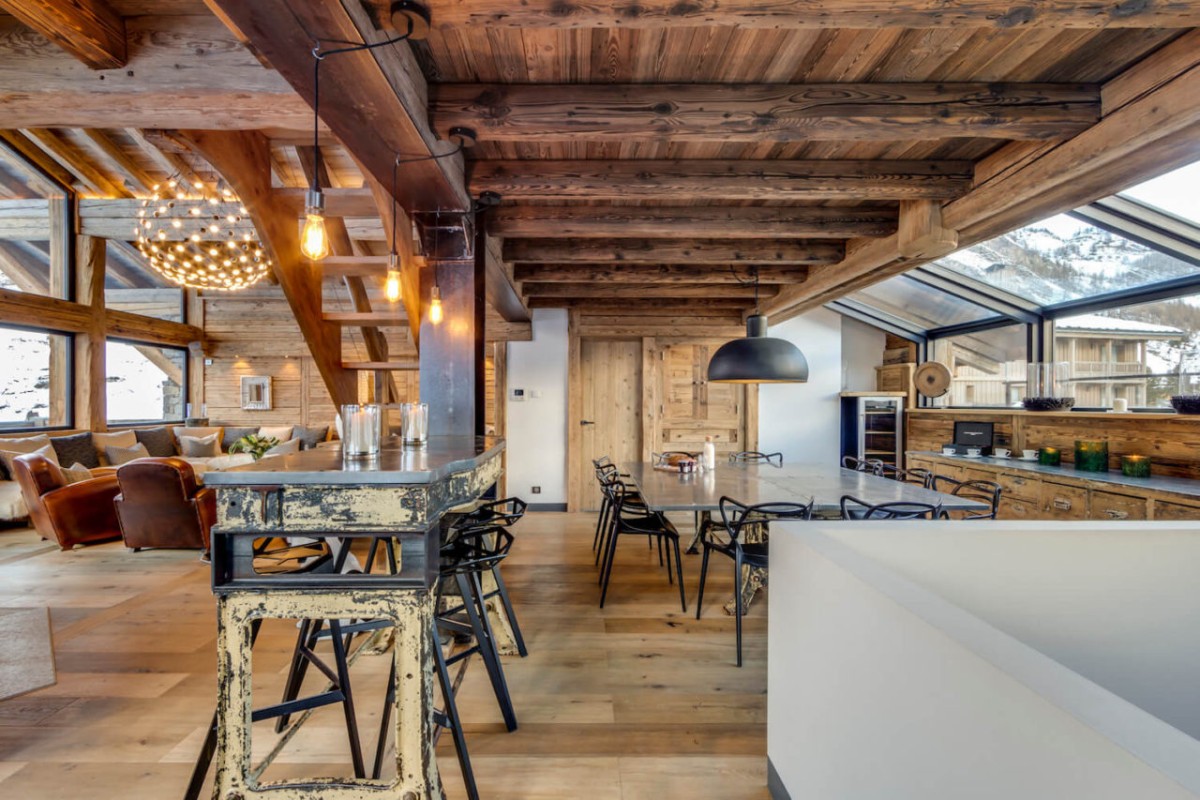 Luxury ski chalet Daria in Val d’Isère – open plan kitchen with dining table Luxury ski chalet Daria in Val d’Isère – open plan kitchen with dining table