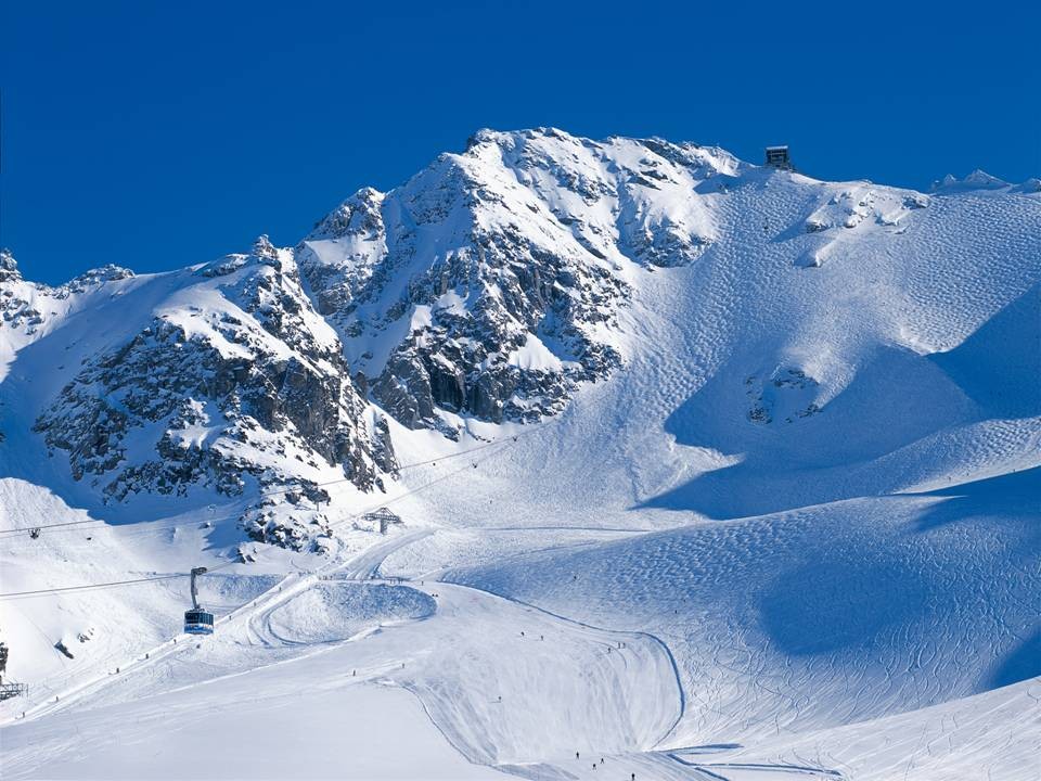 Verbier in the ski area of the 4 Valleys: The aerial cable car to Mont Fort (3328 m) with bumping slopes