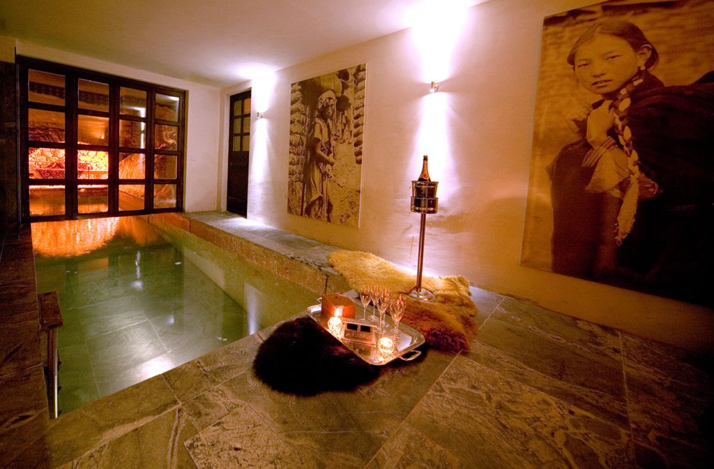 Indoor/outdoor swimming pool at Chalet Himalaya in Val d’Isère