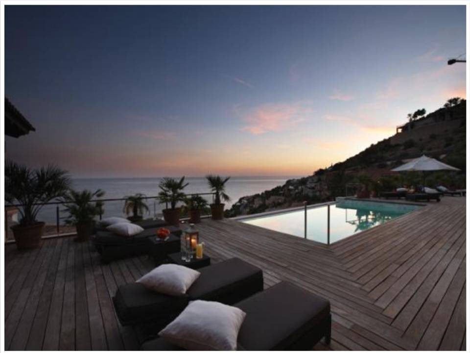 Villa Unica, Puerto Andratx: the large (56 sqm) swimming pool at dawn Villa Unica, Puerto Andratx: the large (56 sqm) swimming pool at dawn