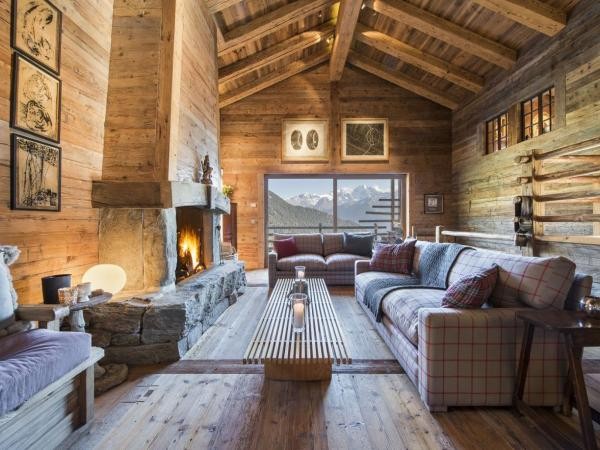 Chalet Orsini in Verbier – the vast living room with open fire and magical views to the mountains