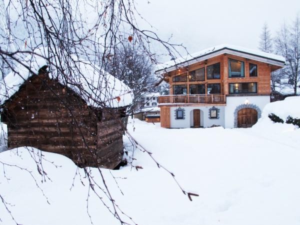 External view of the new luxury Chalet Colorado in ChamonixWe still have Chalet Baloo in Chamonix available for CHRISTMAS – Dec 20-Dec 27, £22,920 – BOOK NOW and get FREE NANNY SERVICE INCLUDED