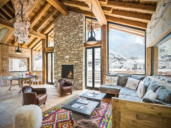 Chalet Shar Pei’s main living room offers spectacular views to the slopesBook the new luxury “Chalet Shar Pei” in Val d’Isère with us! Email to relax@finest-holidays.com