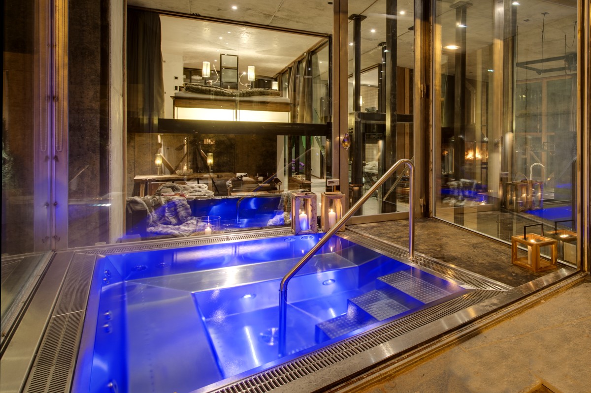Backstage Luxury Loft in Zermatt – thanks to huge glass walls you are in touch with friends or family even when you step into the walk-in bathLast but not least: The Heinz Julen Penthouse in Zermatt sleeps up to 8 guests