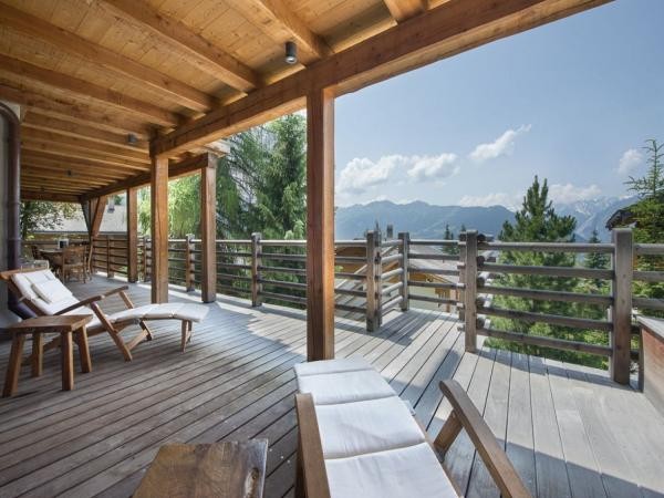 The massive balcony of “Mont Chalet” – enjoy your drink while looking out over the slopesFinest Holidays can offer the best Luxury Ski Chalets in the Swiss Alps